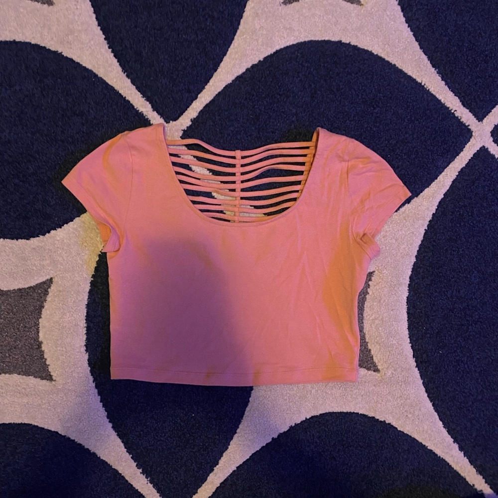 women’s right fitting crop top